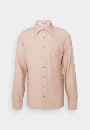 Chemise à manches longues rose pâle avec boutons, col pointu, poche poitrine unique et étiquette de marque visible à l'intérieur du col.