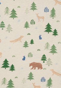 De stof heeft een lichtbeige achtergrond met groene en blauwe bomen, een bruine beer en een hert, en kleine illustraties van een blauwe konijn en een vos.