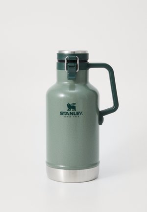 Grüner Edelstahl-Vakuumflasche mit strukturiertem Finish, Metallverschluss, Gummitrageband und einem stabilen Griff. Logo auf der Vorderseite gedruckt.
