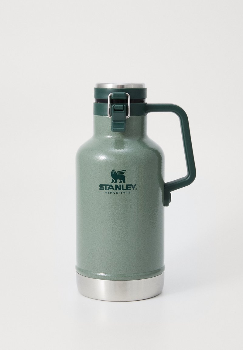 Garrafa térmica de aço inoxidável verde com acabamento texturizado, tampa em metal, alça de borracha e um punho resistente. Logótipo impresso na parte da frente.