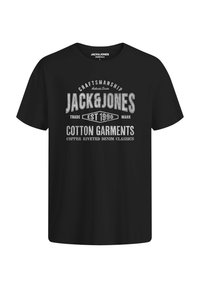 Juodas medvilnės marškinėliai su apvaliu kaklu ir trumpomis rankovėmis, su pilku retro spausdinimu, kuriame matoma "JACK&JONES" logotipas ir įsteigimo data.