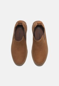 Bruna läder slip-on skor med elastiska sidopaneler, rund tå och en texturerad gummisula, designade för komfort och lätt bärbarhet.