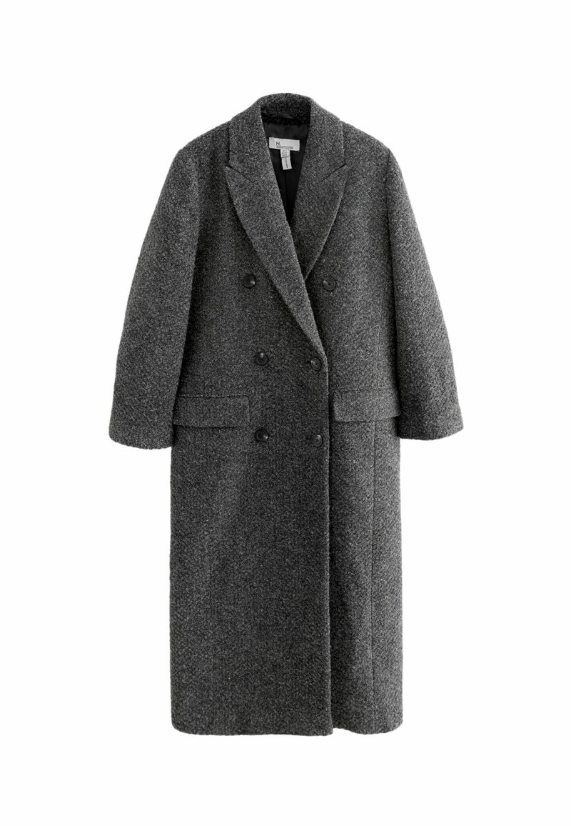 Dvojradový šedý vlnený kabát s klopovými reverzami, voľným strihom, bočnými vreckami a jemnou textúrou.