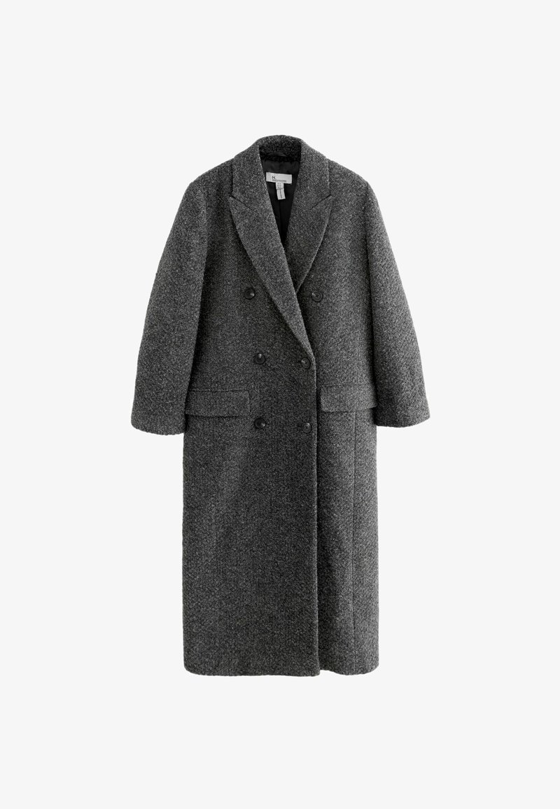 Cappotto grigio in lana doppio petto con revers a punta, vestibilità oversized, tasche laterali e texture sottile.