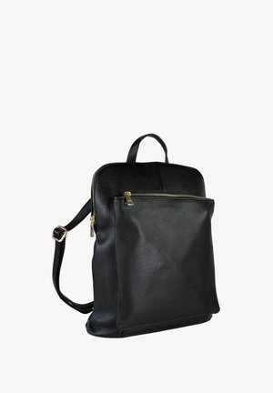 Zwarte leren rugzak met een gestructureerde afwerking, voorzien van een voorvak met rits en verstelbare schouderbanden. Accenten in goudkleurig metaal.