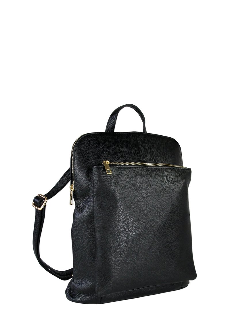 Zwarte leren rugzak met een gestructureerde afwerking, voorzien van een voorvak met rits en verstelbare schouderbanden. Accenten in goudkleurig metaal.
