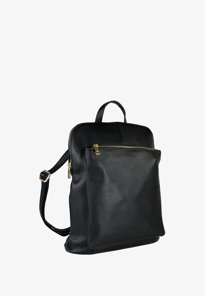 Zwarte leren rugzak met een gestructureerde afwerking, voorzien van een voorvak met rits en verstelbare schouderbanden. Accenten in goudkleurig metaal.