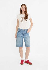 Stradivarius WITH LEOPARD BOW 06613283 - T-shirts print - beige