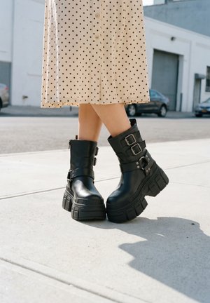 Buffalo, GOSPHER - Kauboi/mootorratturi poolsaapad - black