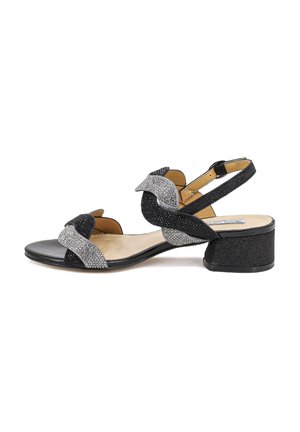 Scarpa slingback nera e argento con tacco basso a blocco. Presenta cinturini testurizzati con dettagli in strass e un design open toe.