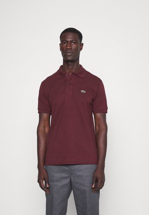 Bordeauxfärgad polo skjorta i bomull med klassisk krage, tre knappar och en liten broderad grön logotyp på vänster bröst.