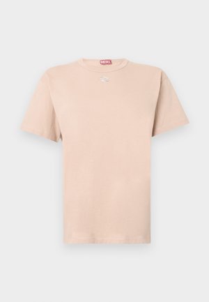 Μπεζ κοντομάνικο T-shirt από μαλακό βαμβάκι. Διαθέτει στρογγυλή λαιμόκοψη και μικρό ασημί λογότυπο πάνω από το στήθος.