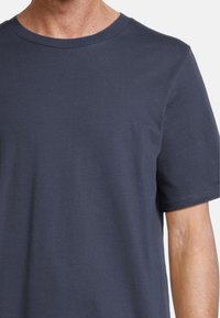 T-shirt a maniche corte navy con scollo rotondo realizzato in cotone. Tessuto liscio con cuciture pulite e senza loghi o motivi visibili.