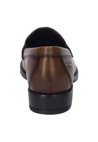 Chaussures en cuir marron au toucher lisse, à bout rond, avec un petit talon noir et un détail de couture minimal à l'arrière.