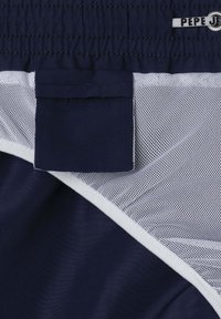Tamsūs šortai su tekstūruoto tinklelio panelėmis, turi baltą apvadą ir siūtą liemenį. Įtrauktas mažas PEPE JEANS etiketas.