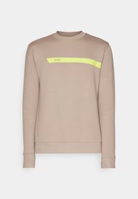 Ljusbeige sweatshirt med rund hals, långa ärmar och ett neon gult horisontellt band med "BOSS"-logotyp. Slät textur.