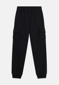 Zwarte cargo joggerbroeken met elastische tailleband, zijflapzakken en geribbelde boorden, plat gelegd op een witte achtergrond.