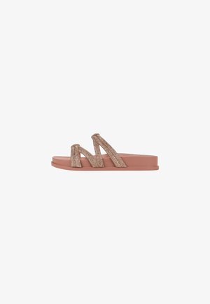 Sandalo flat modellato in rosa polveroso con tre cinturini glitterati inclinati sul top, suola leggera e design a punta aperta.