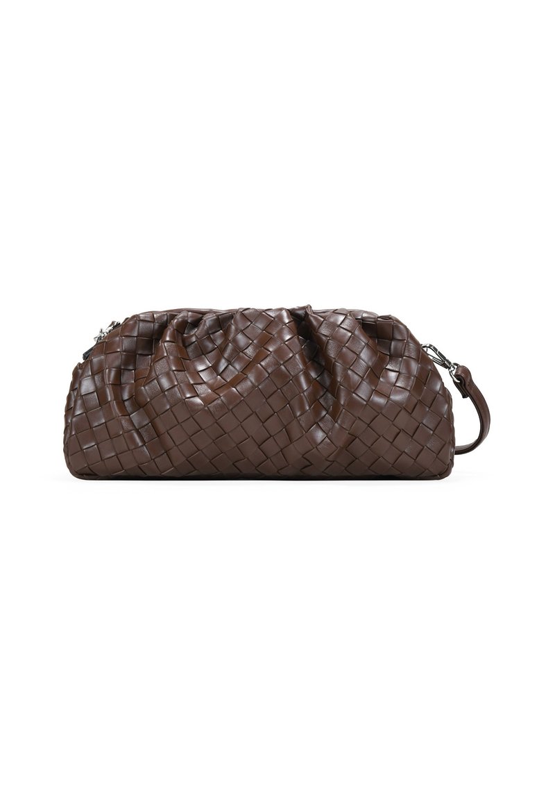 Bolso de mano de cuero marrón con textura trenzada y una correa para la muñeca desmontable, exhibido sobre un fondo blanco.