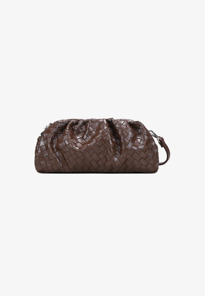 Bolso de mano de cuero marrón con textura trenzada y una correa para la muñeca desmontable, exhibido sobre un fondo blanco.