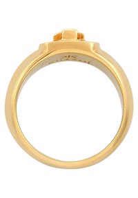 Guldring med en slät, polerad yta och ett litet, platt toppackcent. Insidan har gravyrer som indikerar kvalitet och design.