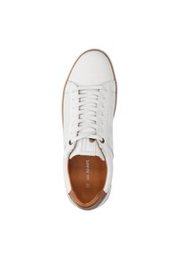 Witte leren sneaker met een ronde neus, platte veters en tan accenten bij de hiel. De binnenkant heeft een gladde bruine voering. Minimalistisch ontwerp.