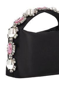 Geantă de mână din satin negru, cu formă structurată. Împodobită cu accente perlate și pietre prețioase roz de-a lungul mânerului superior.