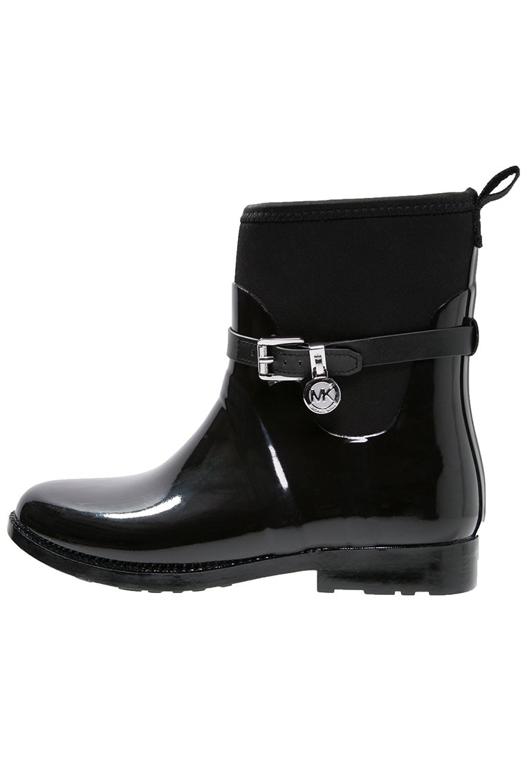Botte de pluie noire brillante à hauteur de cheville avec une partie supérieure mate, une sangle décorative à boucle, et un petit charme logo rond sur le côté.