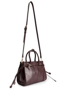 Bordeauxfarbene Lederhandtasche mit doppelten Tragegriffen und einem abnehmbaren Schultergurt. Enthält goldfarbene Beschläge und seitliche Bänder zur Formanpassung.