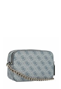 Borsa a tracolla blu rettangolare con motivo e catena argentata, dotata di chiusura a zip, su sfondo bianco.
