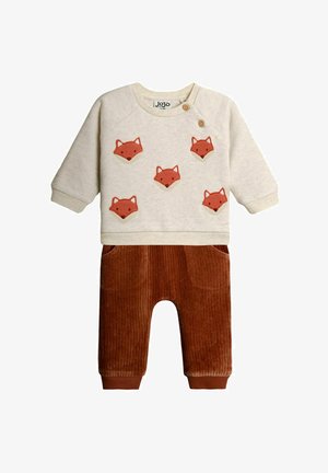 Kremfarvet babybluse med lange ærmer og fem ræveansigter samt to knapper, parret med brune cordbukser med lommer og ankelmanchetter.