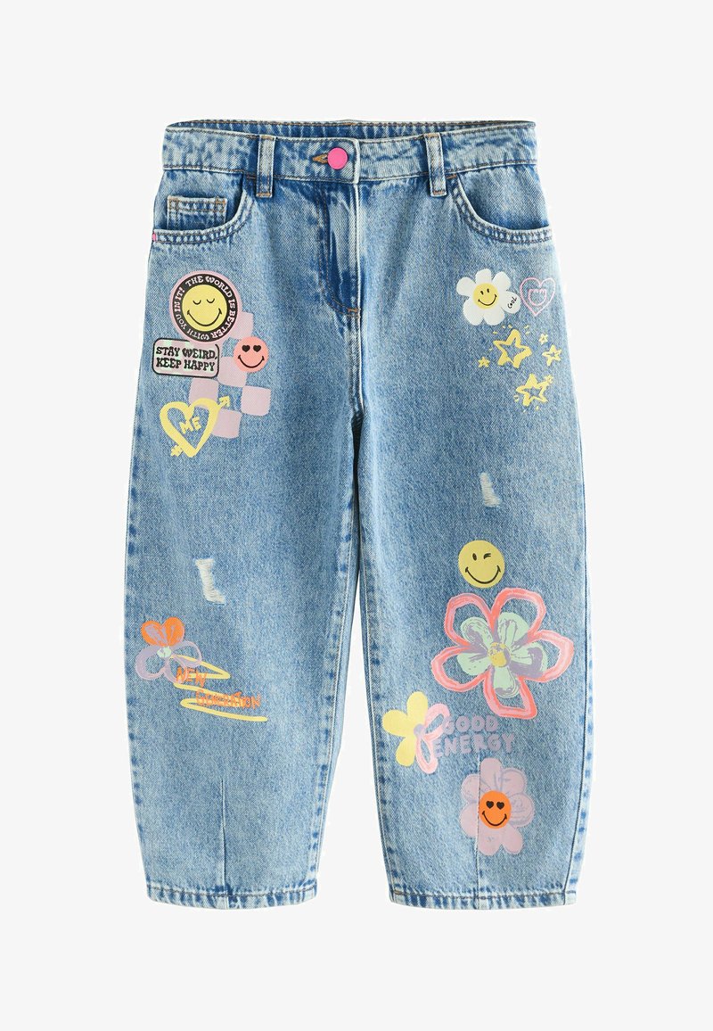 Pantaloni di jeans blu con faccine colorate, fiori, stelle, cuori e toppe con scritte come "STAY WEIRD, KEEP HAPPY" e "GOOD ENERGY."