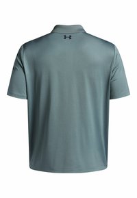 Polo tričko v odtieni teal, vyrobené z hladkej, vlhkosť odvádzajúcej tkaniny. Má klasický golier a krátke rukávy, s diskrétnym logom na zadnej strane.