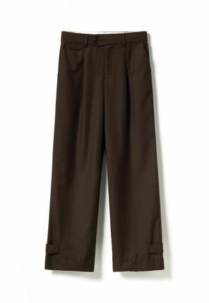 Hnědé široké kalhoty s hladkou texturou, které mají dvě přední kapsy, zapínání na knoflík a skládací manžety na lemu.