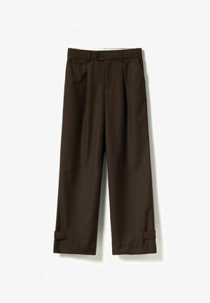 Rudos plačiakojai kelnės su lygia tekstūra, turinčios dvi priekines kišenes, mygtuko uždarymą ir sulankstomas rankoves prie apatinio krašto.