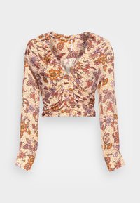Top corto floreale con maniche lunghe, caratterizzato da un design con drappeggio davanti. I colori includono arancione, rosa e crema con un tessuto testurizzato.