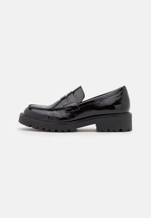 Sorte loafers i laklæder med en lav, tekstureret sort gummisål. Indeholder en dekorativ rem over vristen og en glat, blank finish.
