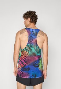 Multikolor, ærmeløs tanktop med et livligt, abstrakt mønster med geometriske former og svaj, lavet af letvægtsstof.