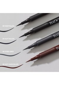 Vier Marker mit feiner Spitze in Matt-Schwarz, Tiefschwarz, Stahlgrau und Schokoladebraun, über den entsprechenden Tintenklecksen dargestellt.