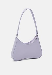 Fialová kožená kabelka s zakřiveným tvarem a jedním nastavitelným popruhem; má zipové zapínání podél horního okraje a hladkou texturu.