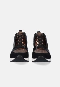 Zapatillas deportivas negras con detalles en bronce metálico, tejido texturizado y cordones. Presentan un collarín acolchado y una suela blanca en contraste.