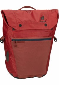 Rucksack in Rot mit Rolltop-Verschluss, strukturiertem Finish, Außentasche mit Reißverschluss, doppelten Knopfverschlüssen und Logodetail auf der Vorderseite. Verstellbare Träger.