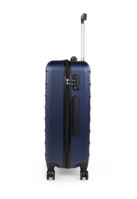 Maleta rígida de color azul marino con superficie texturizada, que cuenta con un cierre negro, ruedas dobles y un asa retráctil. Diseño slim con asa lateral para llevar.