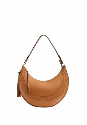Sac à main en cuir marron en forme de croissant avec une bandoulière unique, une fermeture éclair frontale, un détail pompon et un design subtilement cousu.