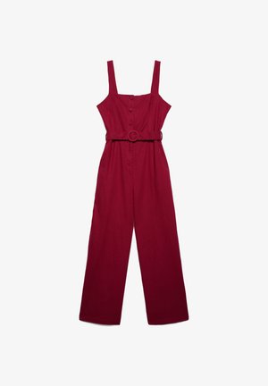 Combinaison rouge sans manches avec jambes larges, boutonnée sur le devant et ceinture assortie avec boucle circulaire à la taille.