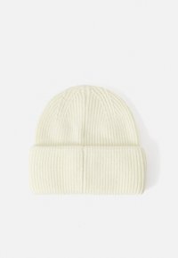 Beanie in morbido avorio con risvolto; presenta un motivo a costine verticali e una parte superiore rotonda. Realizzato in materiale elasticizzato e testurizzato.