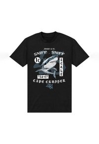 Černé bavlněné tričko s grafikou žraloka, s texty "SHARKY & CO.", "SNIFF", "SCALE" a "CAPE CRUISER" v bílé a modré barvě.