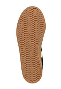 Suola in gomma con texture ondulata di colore marrone chiaro, dotata di logo impresso. Sottopiede nero con dettagli dorati e design con bordo distintivo.