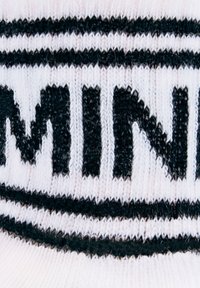 Strickmütze mit schwarzem Schriftzug "MINI" auf weißem Hintergrund, mit horizontalen schwarz-weißen Streifen nahe dem unteren Rand.