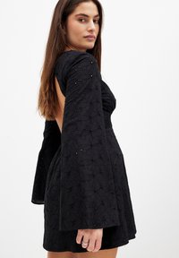 NA-KD ANGLAISE TRUMPET SLEEVE - Dnevna obleka - black